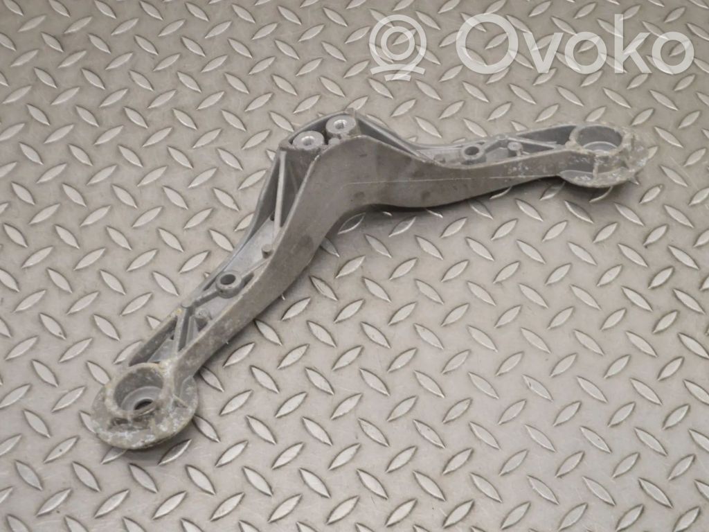 Rear differential/diff mount bracket   6788948