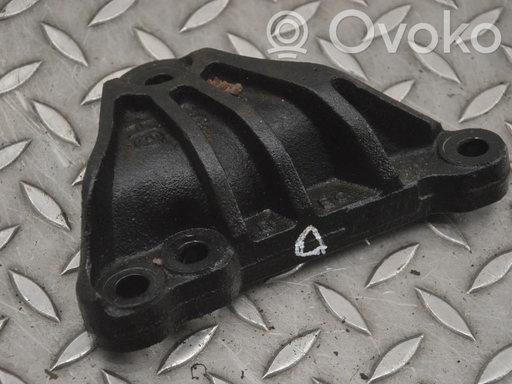 Engine mounting bracket