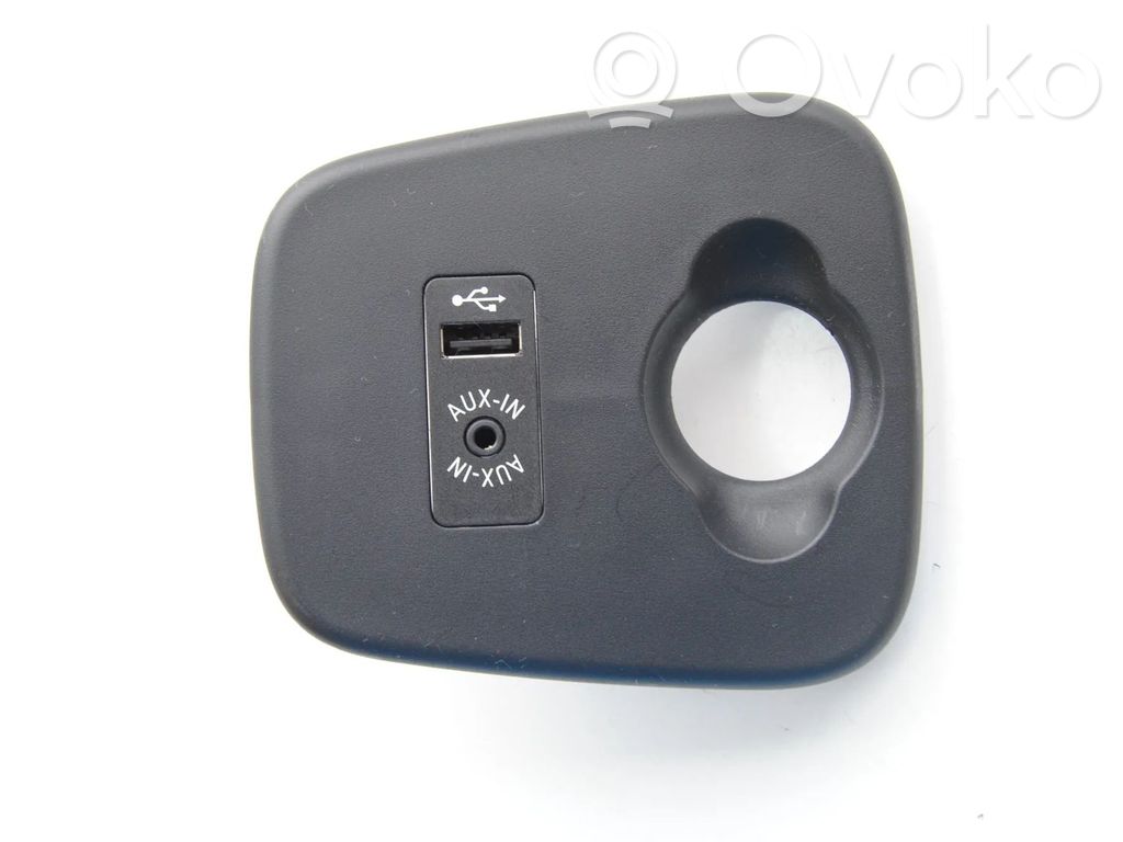 Mercedes-Benz C W205 Enchufe conector entrada auxiliar 