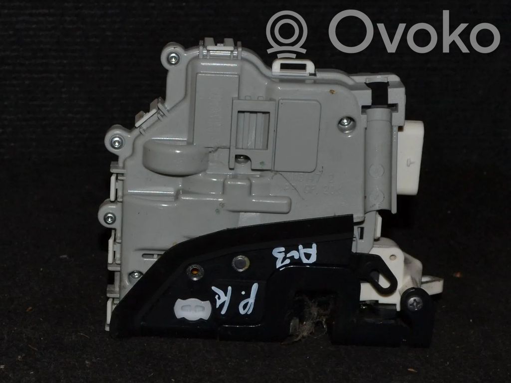 Audi A3 S3 8V Priekinė užrakinimo spynelė (prie rankenos) 