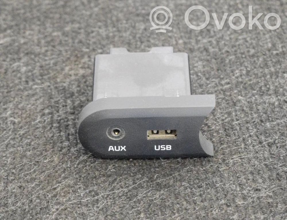 KIA Ceed Enchufe conector entrada auxiliar 