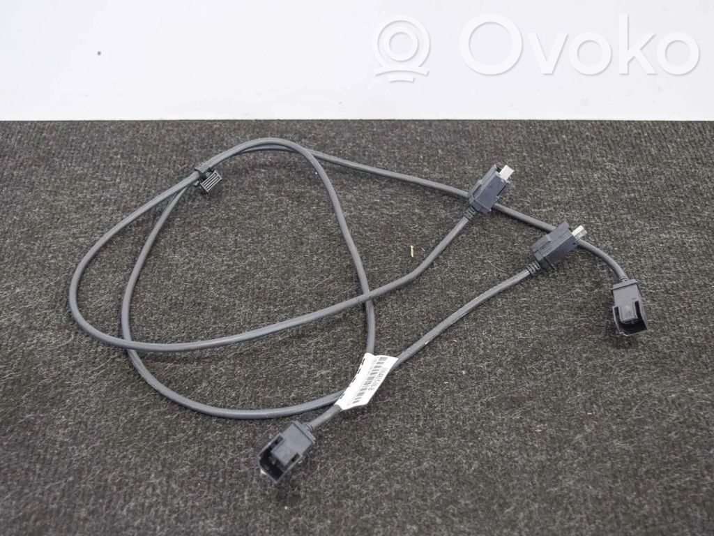 Tesla Model S AUX savienotājs 