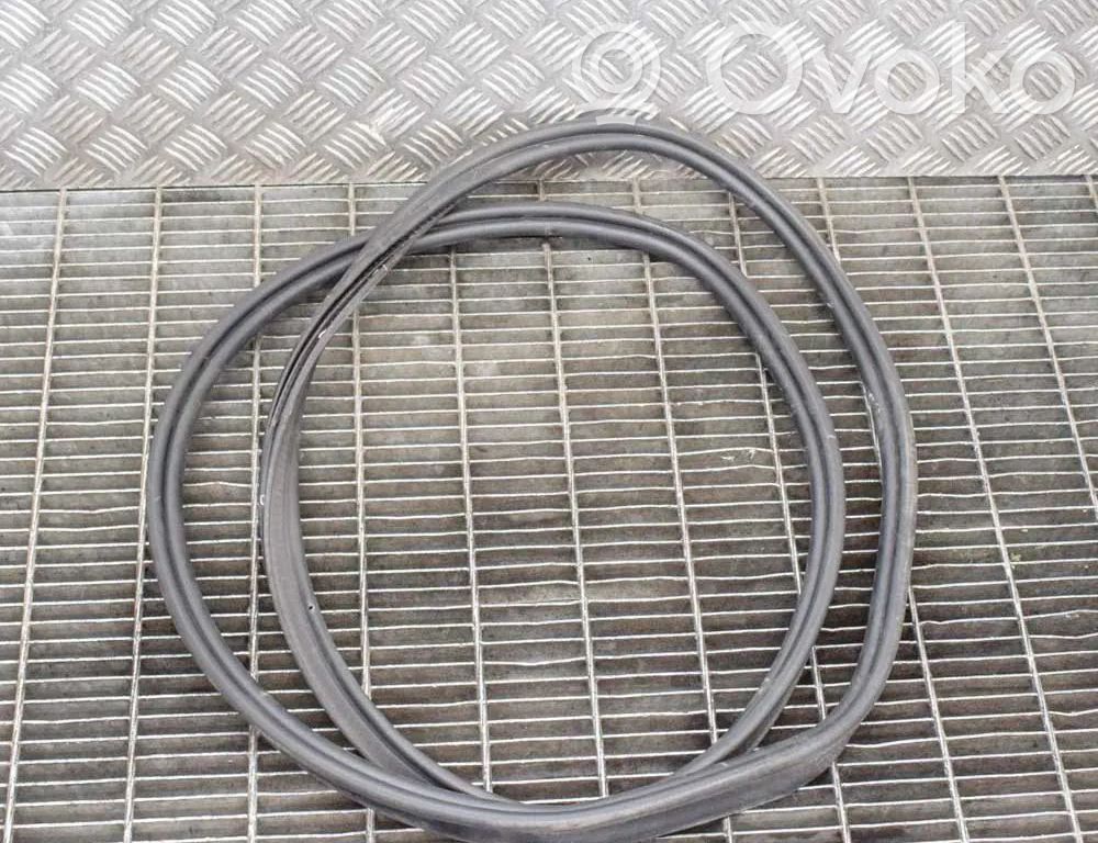 Gumowa uszczelka bagażnika tylnego / Na karoserii   8W6827705B