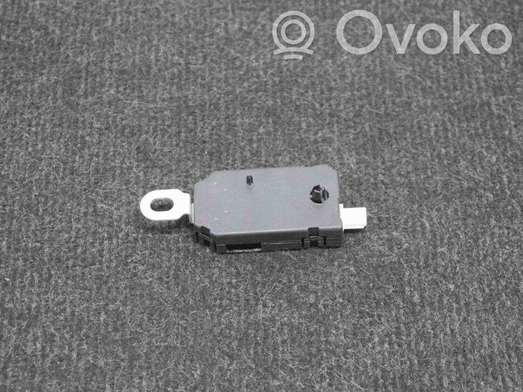 Tesla Model 3 Antenas pastiprinātājs 