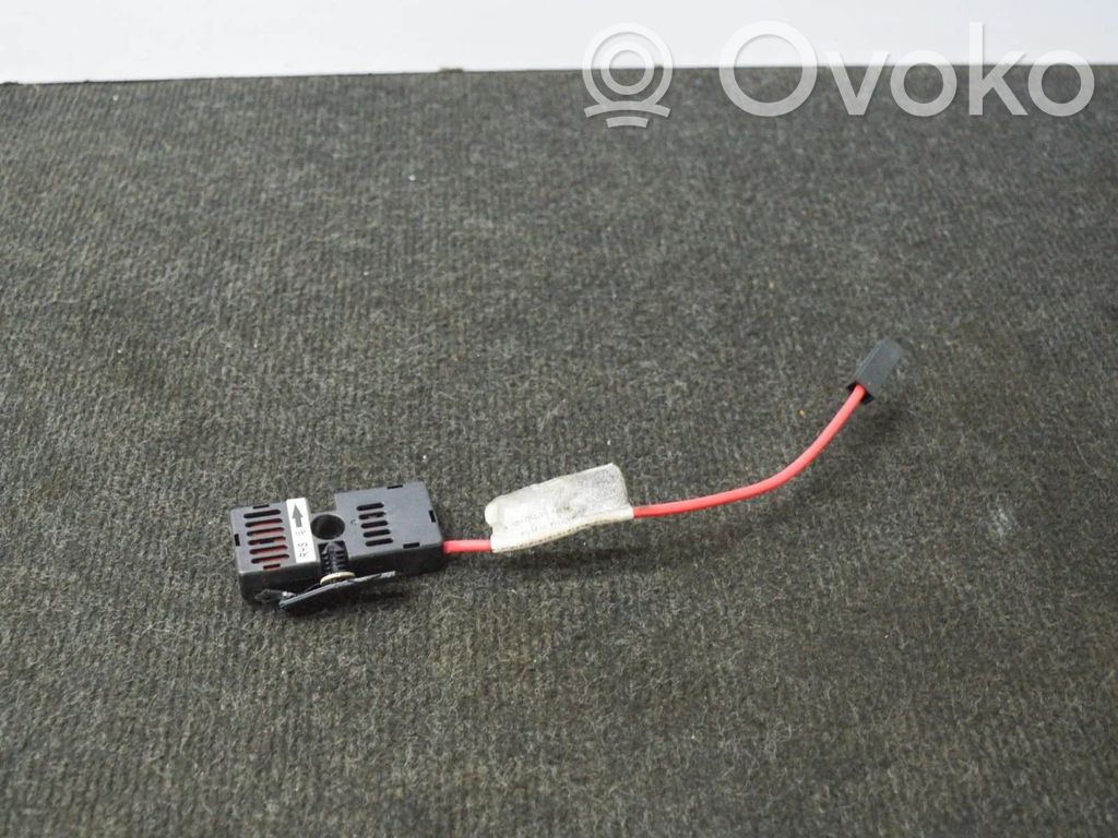 Tesla Model S Pystyantennin suodatin 