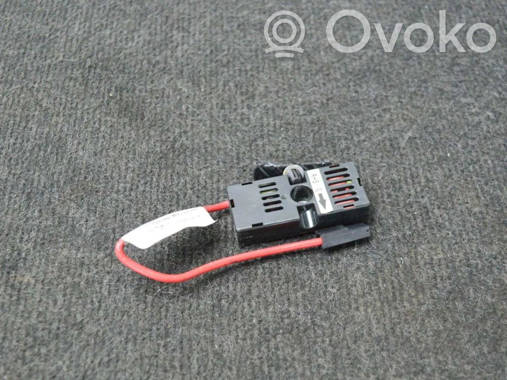 Tesla Model S Pystyantennin suodatin 