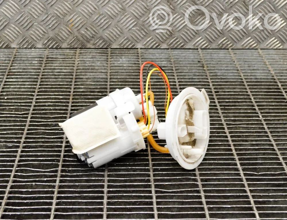 Audi A4 S4 B9 8W Polttoainesäiliön pumppu 