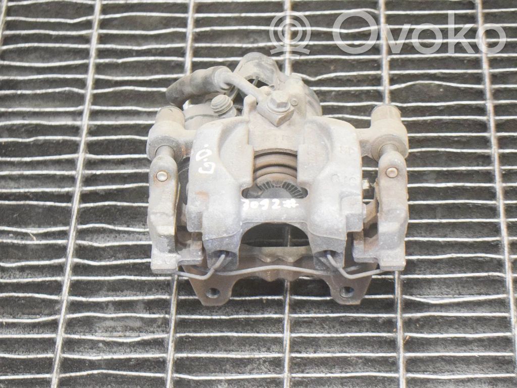 Audi Q3 F3 Tylny zacisk hamulcowy 