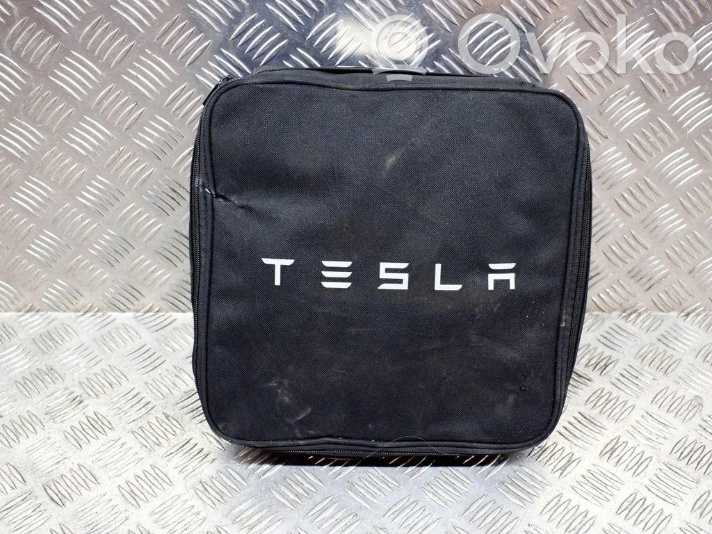 Tesla Model X Sähköauton latauskaapeli 
