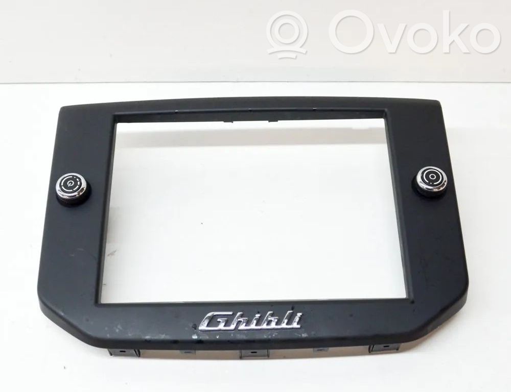 Maserati Ghibli Moldura de la unidad delantera de radio/GPS 