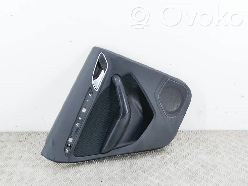 Audi Q3 8U Takaoven verhoilu 