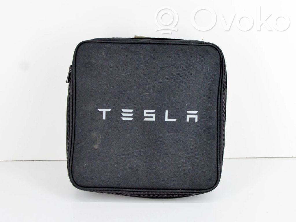 Tesla Model 3 Sähköauton latauskaapeli 