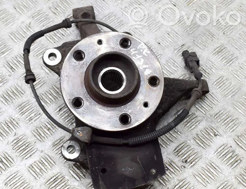 Opel Vivaro Piasta koła przedniego 