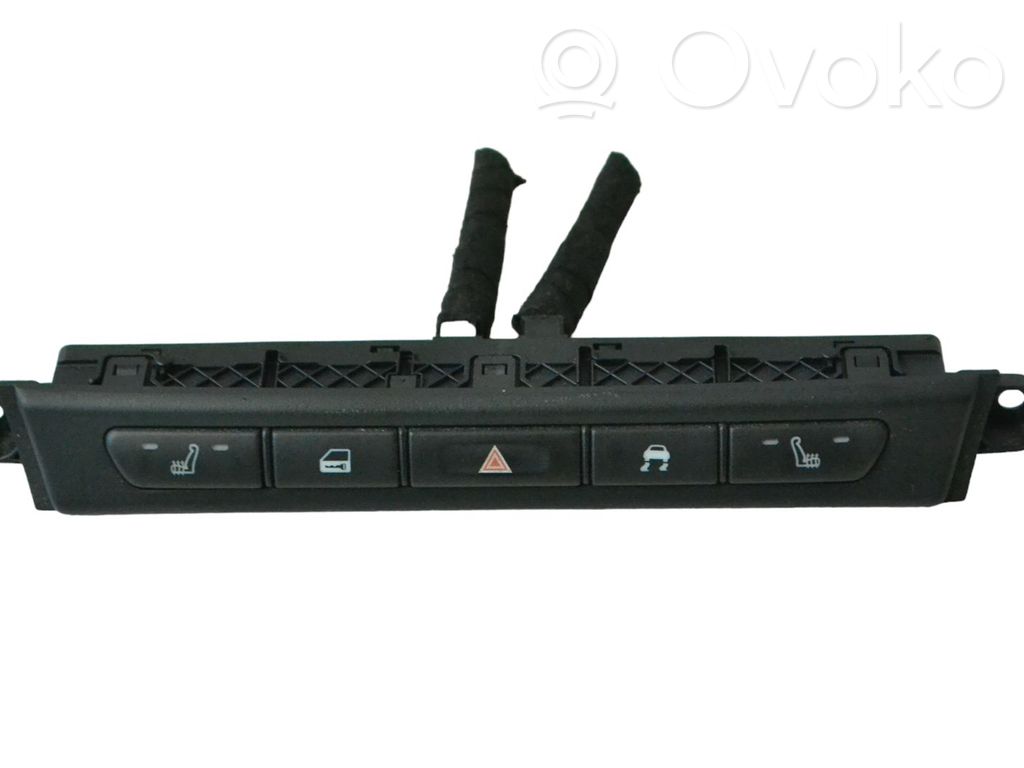Un conjunto de interruptores   2R8311B650BE