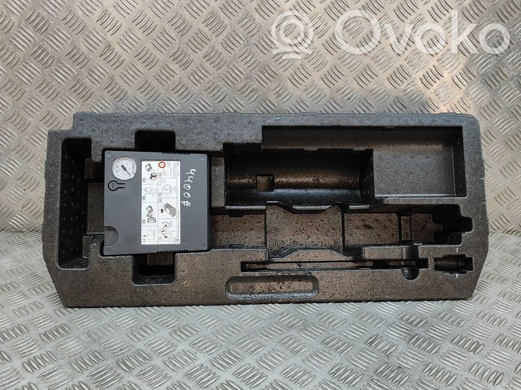 Audi e-tron Other trunk/boot trim element 