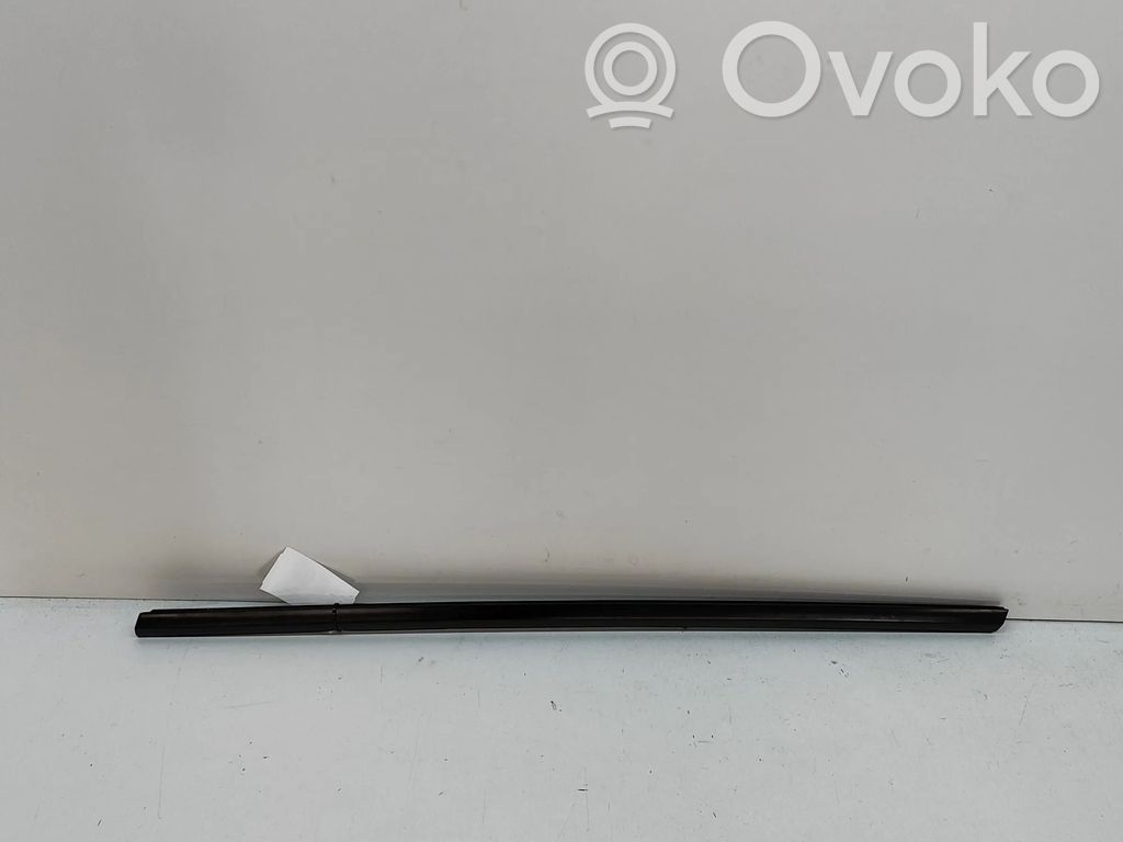 Tesla Model Y Etuoven lasin muotolista 