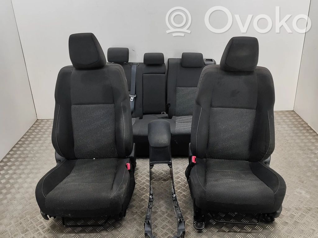 Toyota Auris E180 Innenraum komplett 