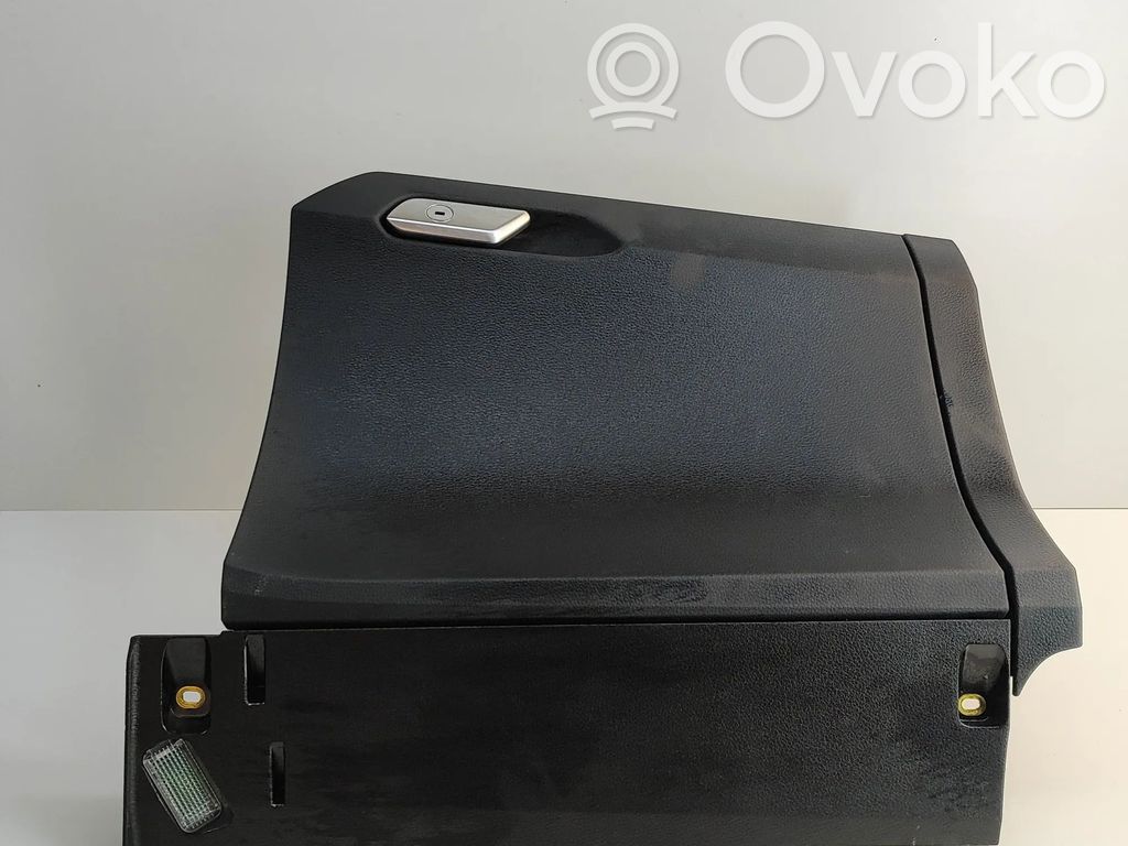 Audi e-tron Glove box 