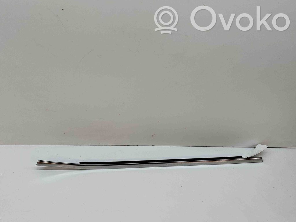 Nissan Qashqai J12 Listwa / Uszczelka szyby drzwi tylnych 