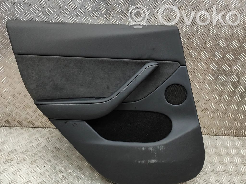 Tesla Model Y Takaoven verhoilu 