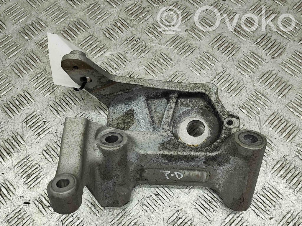Volvo XC90 Engine mounting bracket 