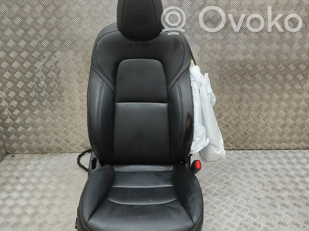 Tesla Model Y Etumatkustajan istuin 