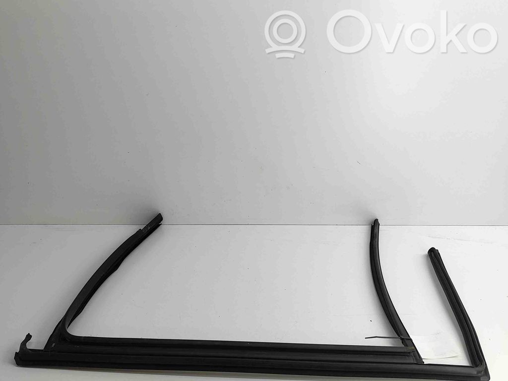 Volkswagen PASSAT B8 Takaoven lasin muotolista 