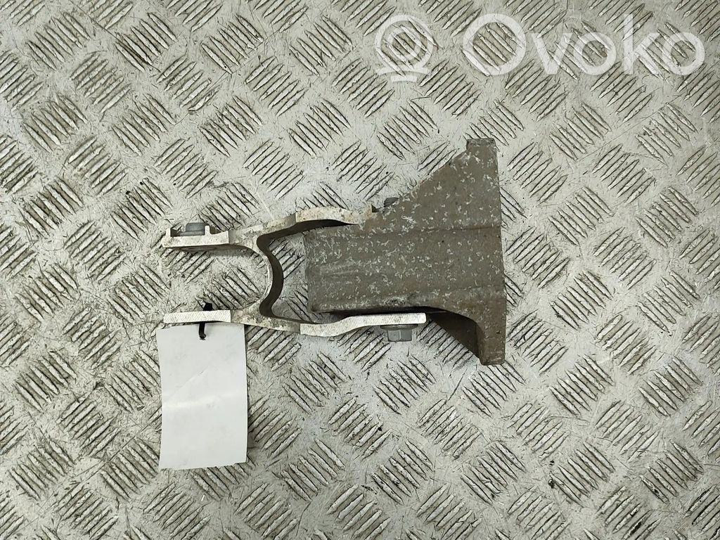 Engine mount bracket   32139982