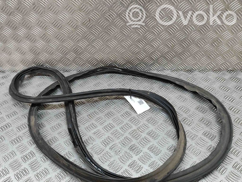 Gumowa uszczelka bagażnika tylnego / Na karoserii   80A827705A