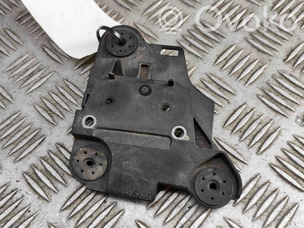 ABS-pumpun kiinnike   5Q0614235