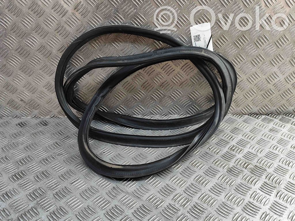 Gumowa uszczelka bagażnika tylnego / Na karoserii   565827705B