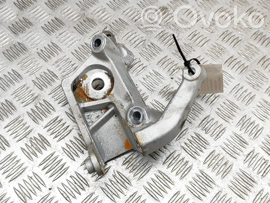 Volvo XC90 Engine mounting bracket 