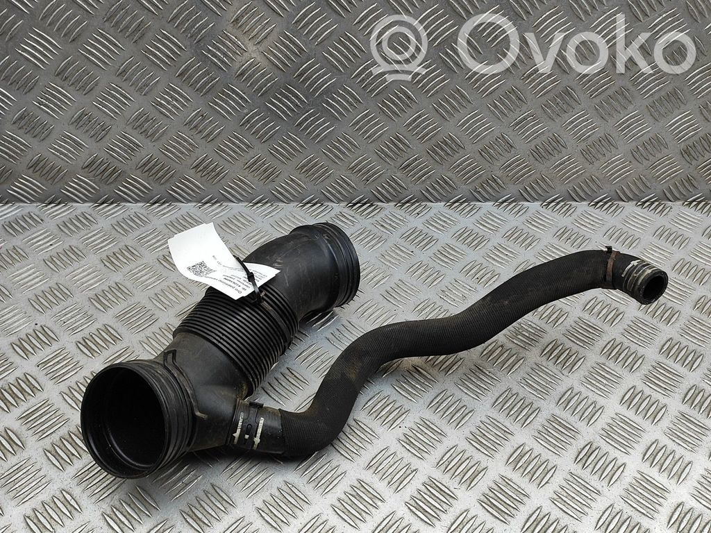 Część rury dolotu powietrza   8U0145693,8U0129684