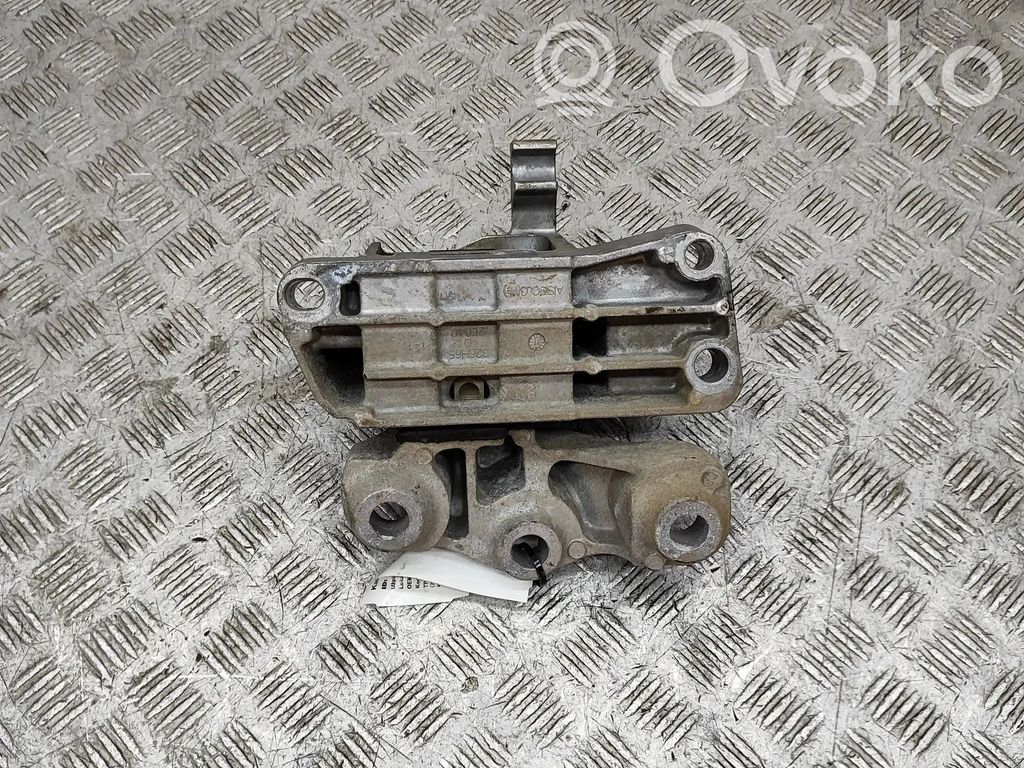 Volvo XC40 Engine mount bracket 