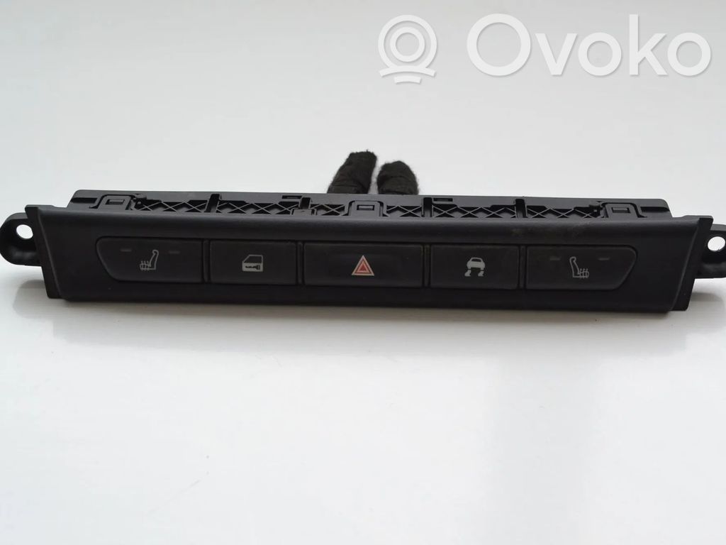 Un conjunto de interruptores   UK37035D27B6,2R8311B650BE