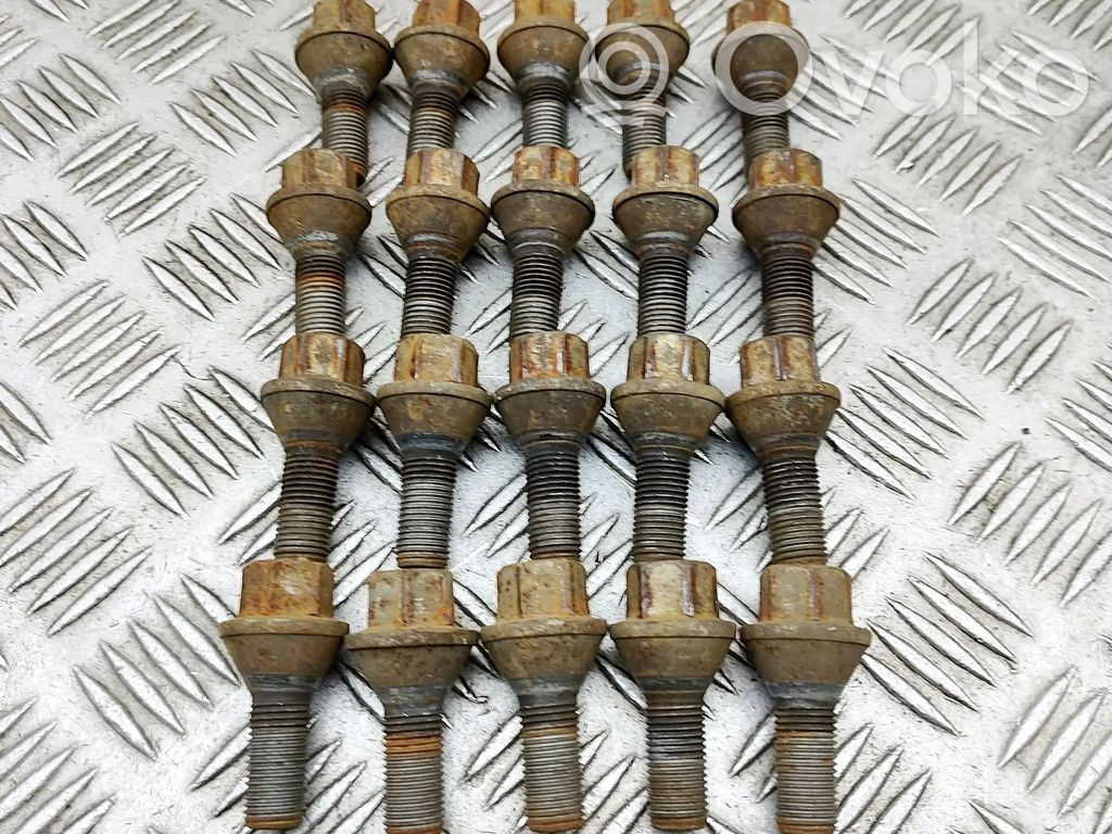 Opel Vivaro Tuercas/tornillos 