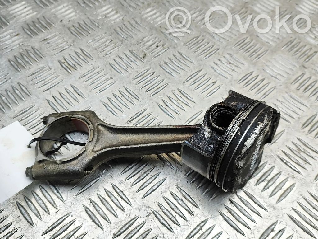 BMW 2 F45 Tłok 