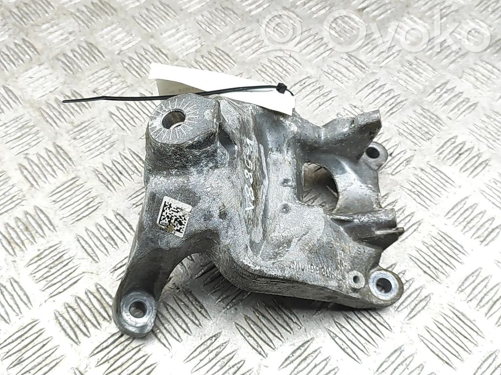 Volkswagen Touareg III Engine mounting bracket 