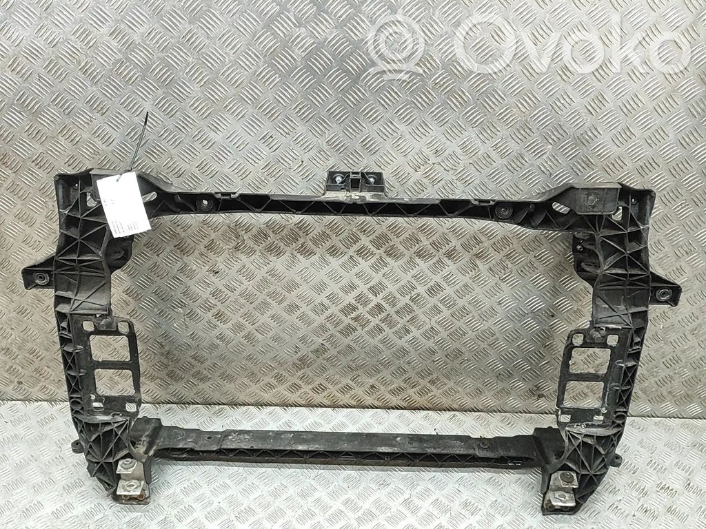 Volkswagen Touareg III Pas przedni 