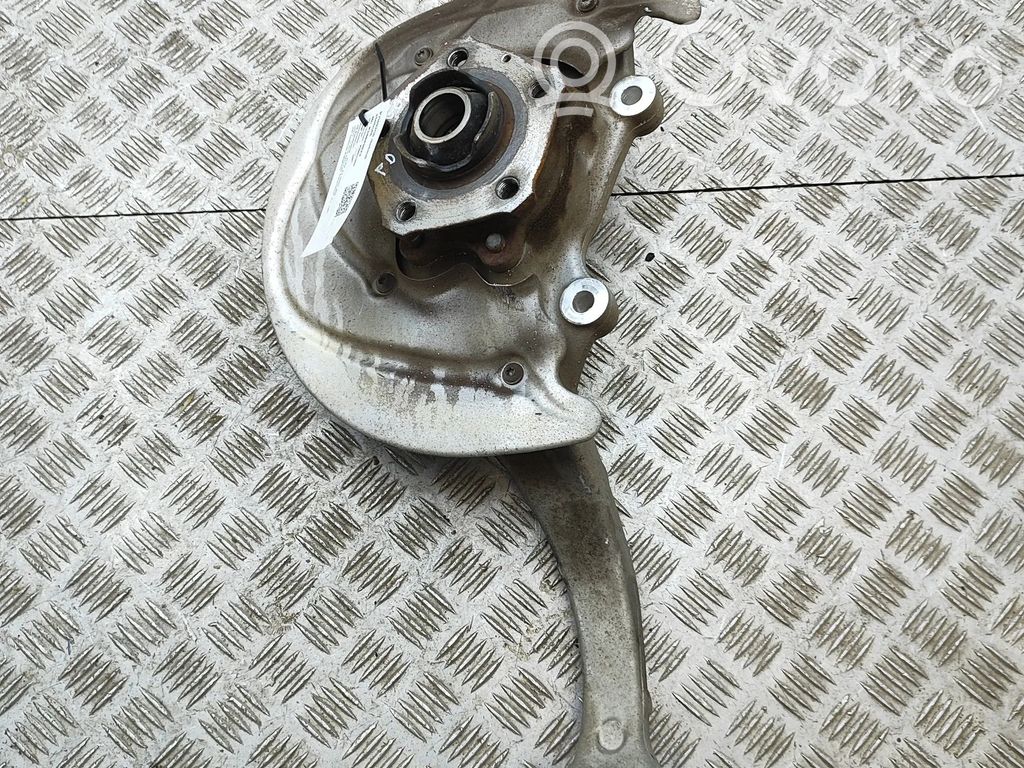 Audi A4 S4 B9 8W Priekinė stebulė 