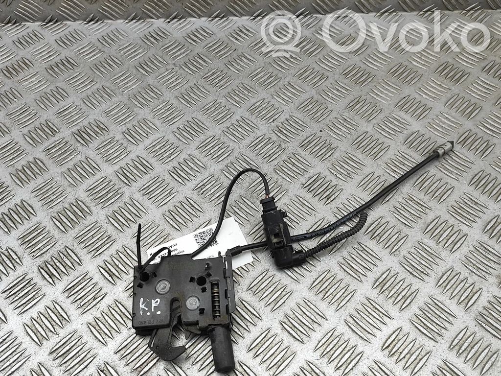 Volkswagen Caddy Konepellin lukituksen vastakappale 