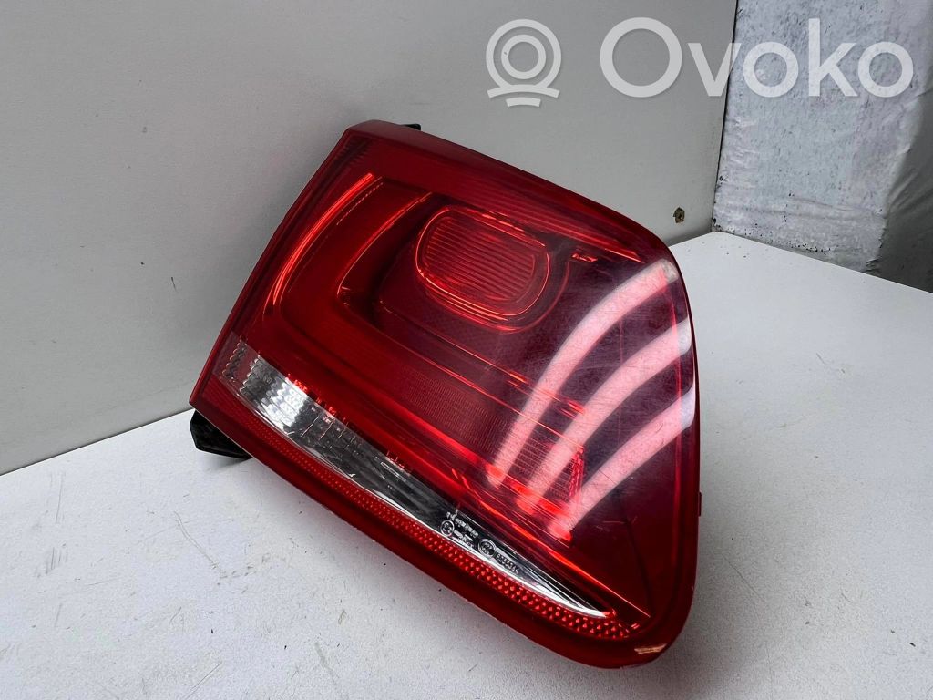 Volkswagen Touareg II Lampy tylnej klapy bagażnika 