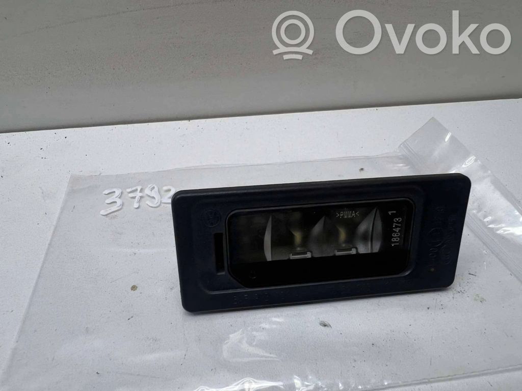 Volkswagen PASSAT B7 Lampa oświetlenia tylnej tablicy rejestracyjnej 