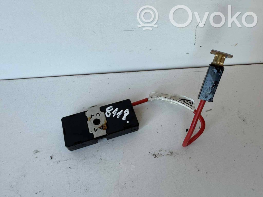 Tesla Model S Pystyantennin suodatin 