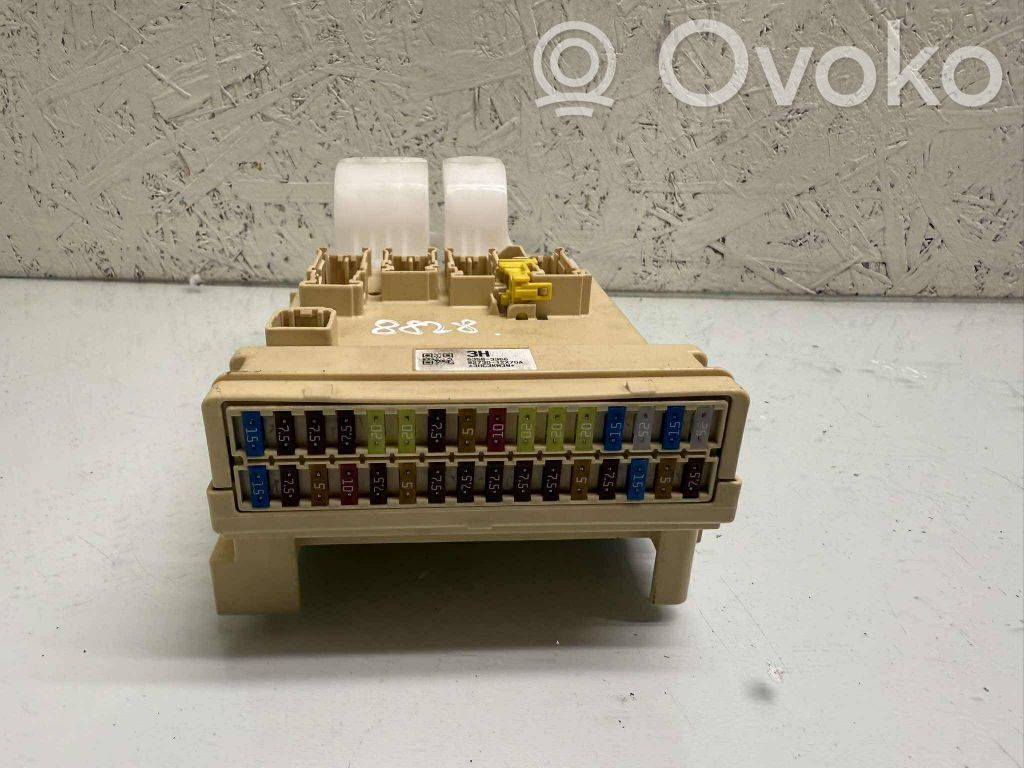 Toyota Auris E180 Fuse module 