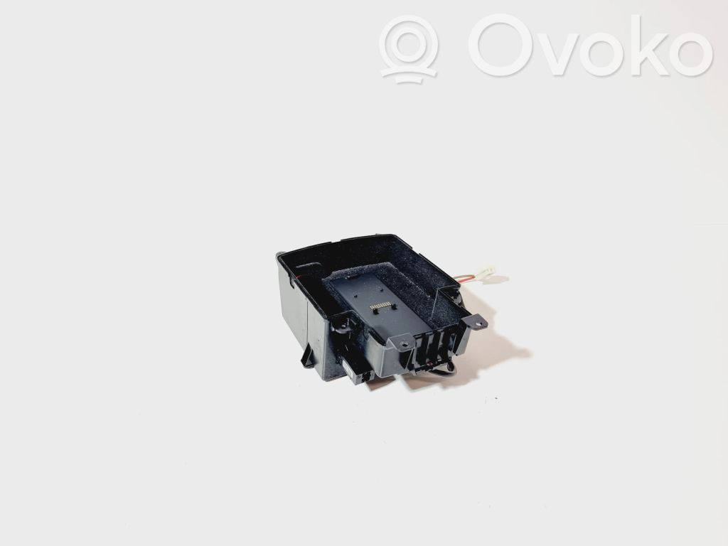 Audi A4 S4 B8 8K Hansikaslokeron keskikonsoli 