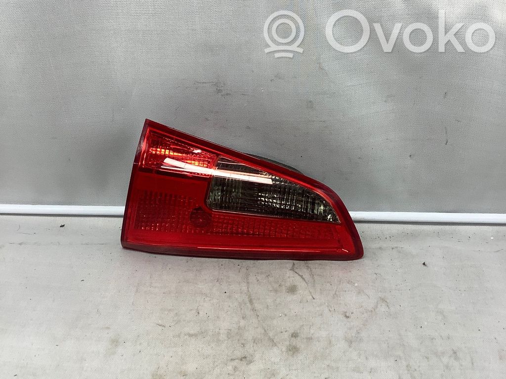 KIA Ceed Aizmugurējais lukturis pārsegā 