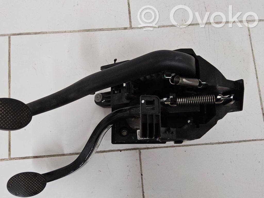 BMW 2 F45 Pedal assembly 