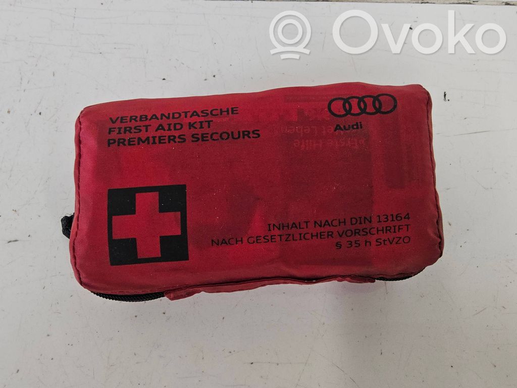 Audi A6 S6 C6 4F Vaistinėlė 