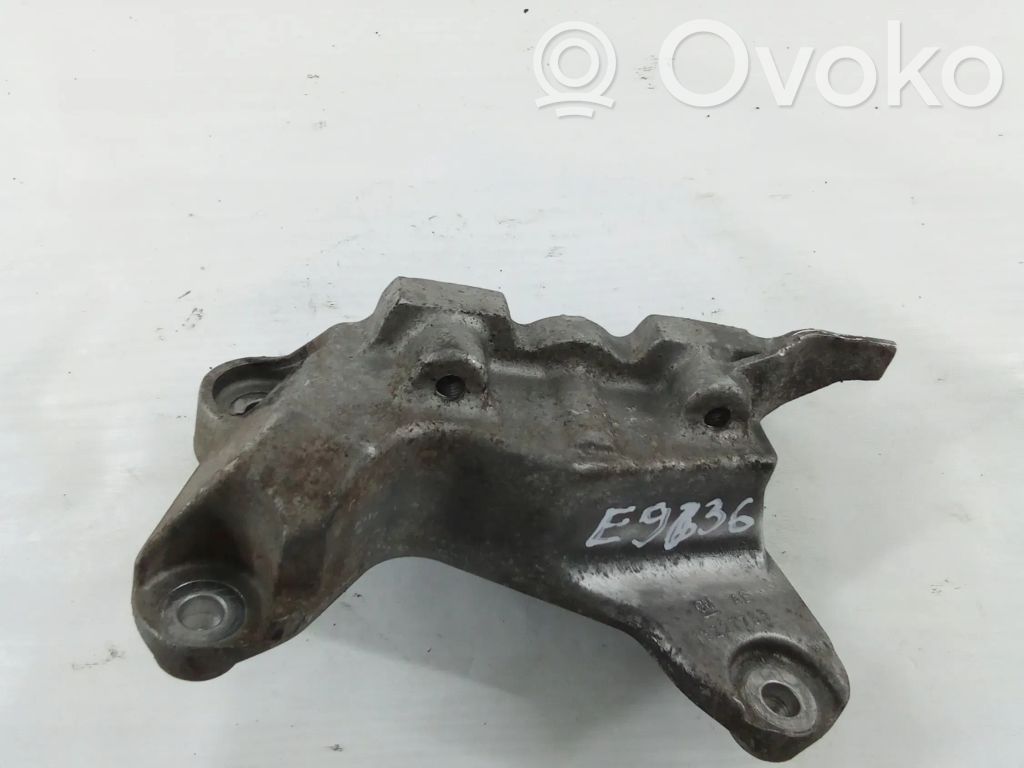 Opel Insignia A Engine mounting bracket 
